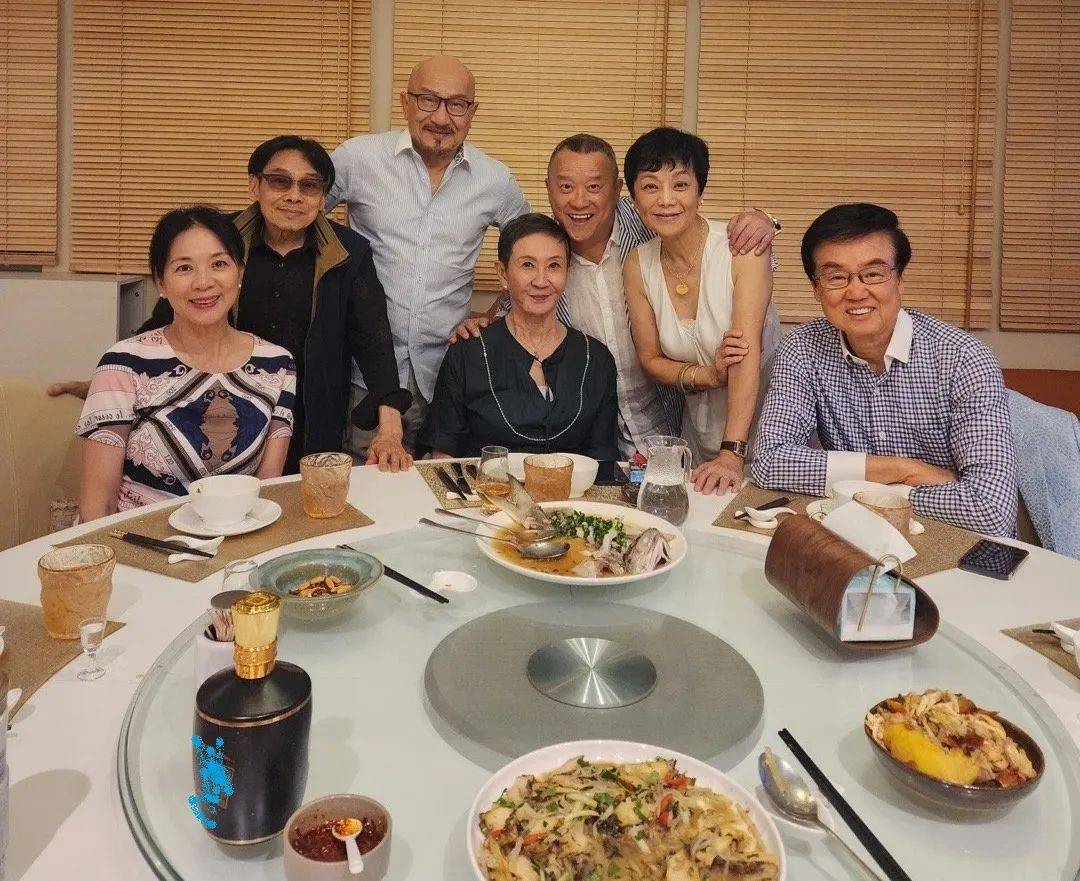 原创            7位港片元老聚会，超一半仍是圈内大佬，接地气喝百元级别白酒