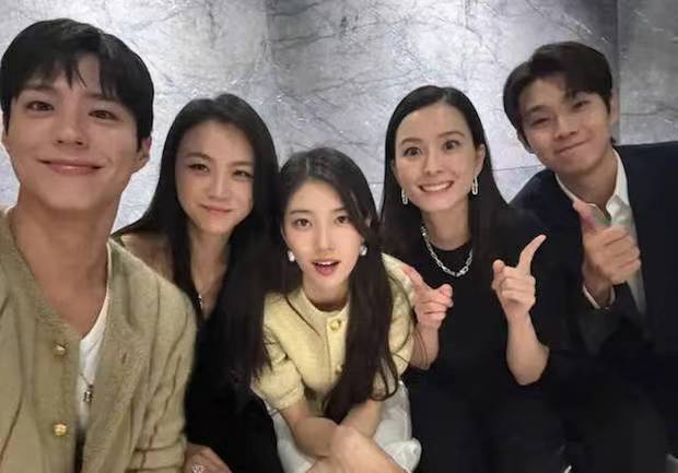 汤唯裴秀智朴宝剑崔宇植郑裕美同框合影 开心比耶气氛轻松愉快