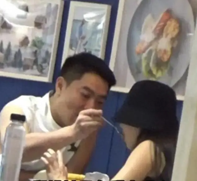 45岁殷桃与男友吃面被偷拍，穿低胸吊带，男友投喂秒变“小娇娘”
