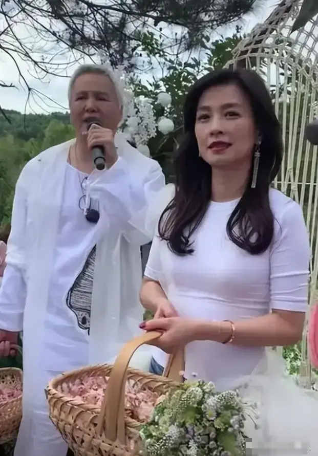 张庭夫妇卷土重来！启动大型线下活动引热议，此前曾差点被封杀