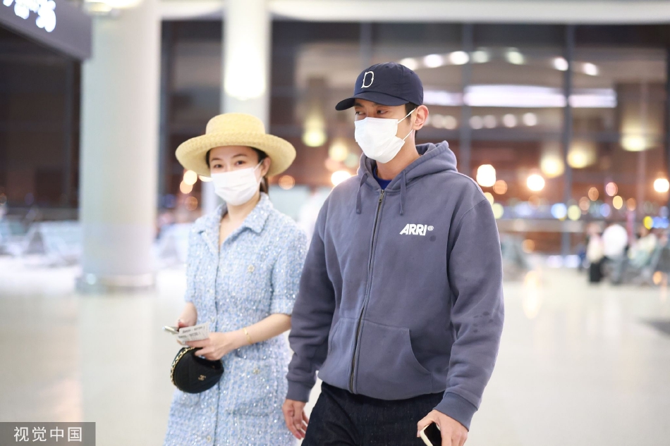 杜江霍思燕现身机场 穿休闲装低调出行对镜头挥手