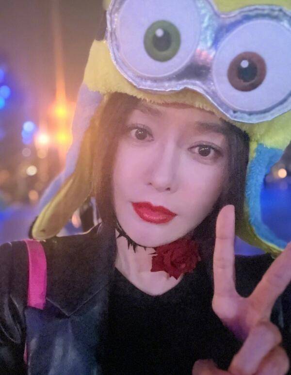 网友环球影城偶遇花少团 秦岚辛芷蕾胡先煦开心合照