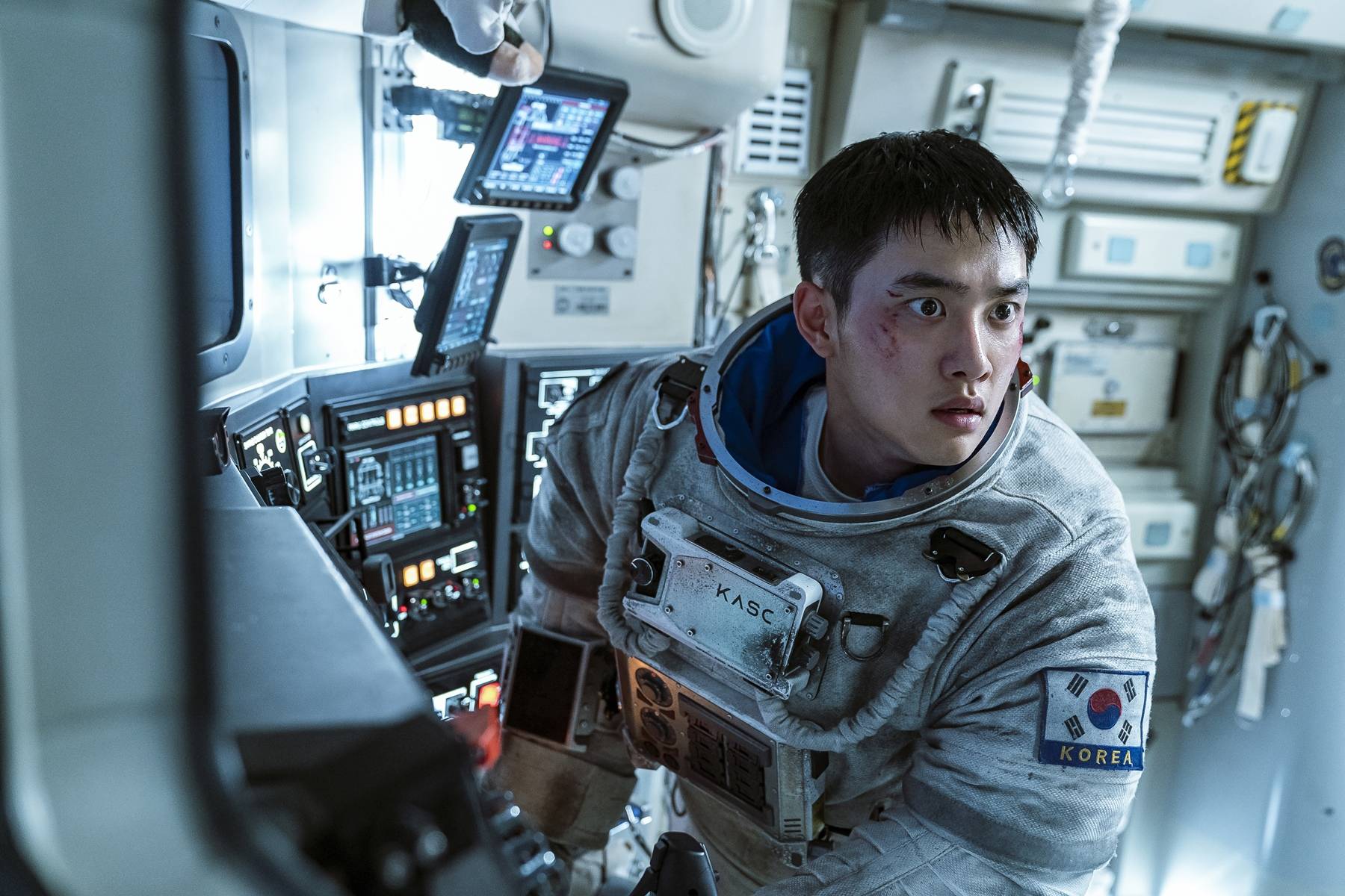 都暻秀在新片《The Moon》中完美变身成韩国1号宇航员 引领今夏“月球度假”！