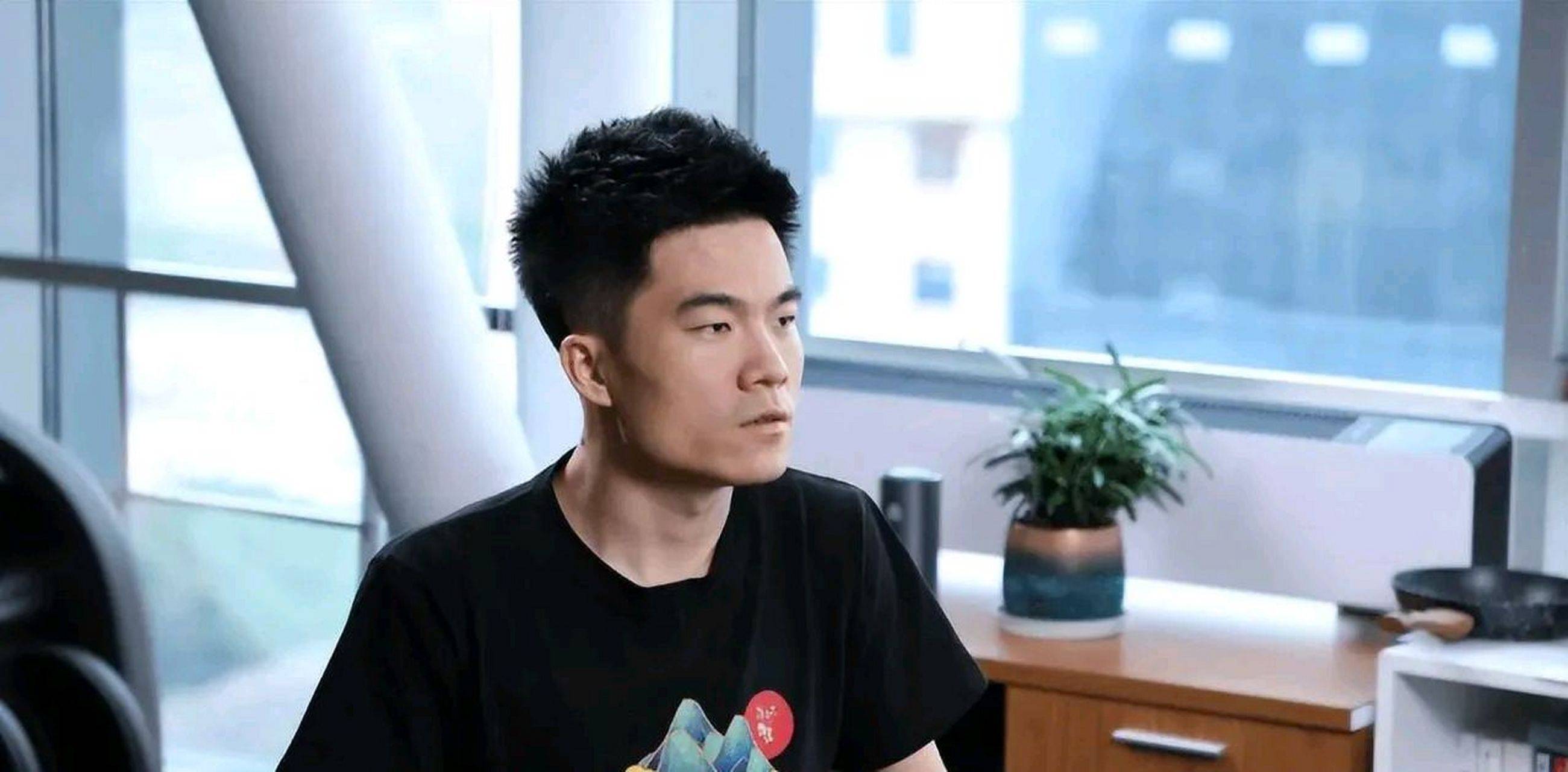 原创            董宇辉惹人嫌？回到老家只能跟狗玩，妈妈的“鄙夷”太真实