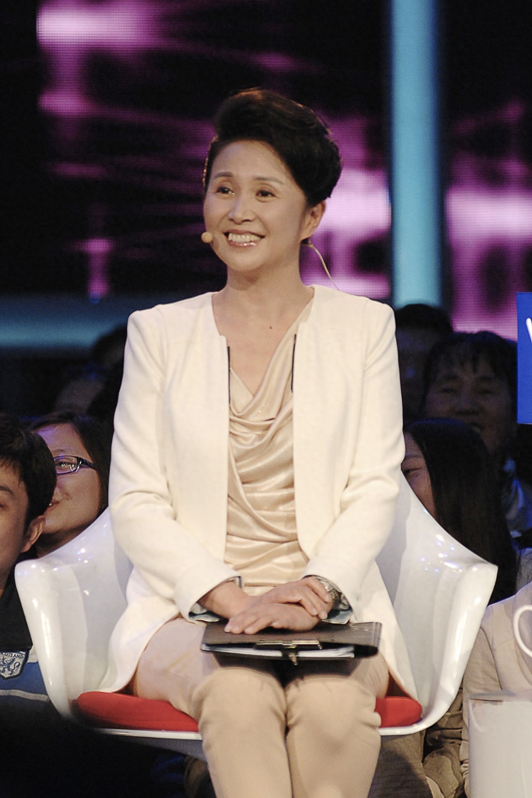 原创            57岁黄菡现身侄子婚礼当证婚人，身材发福走样，面带微笑气质优雅
