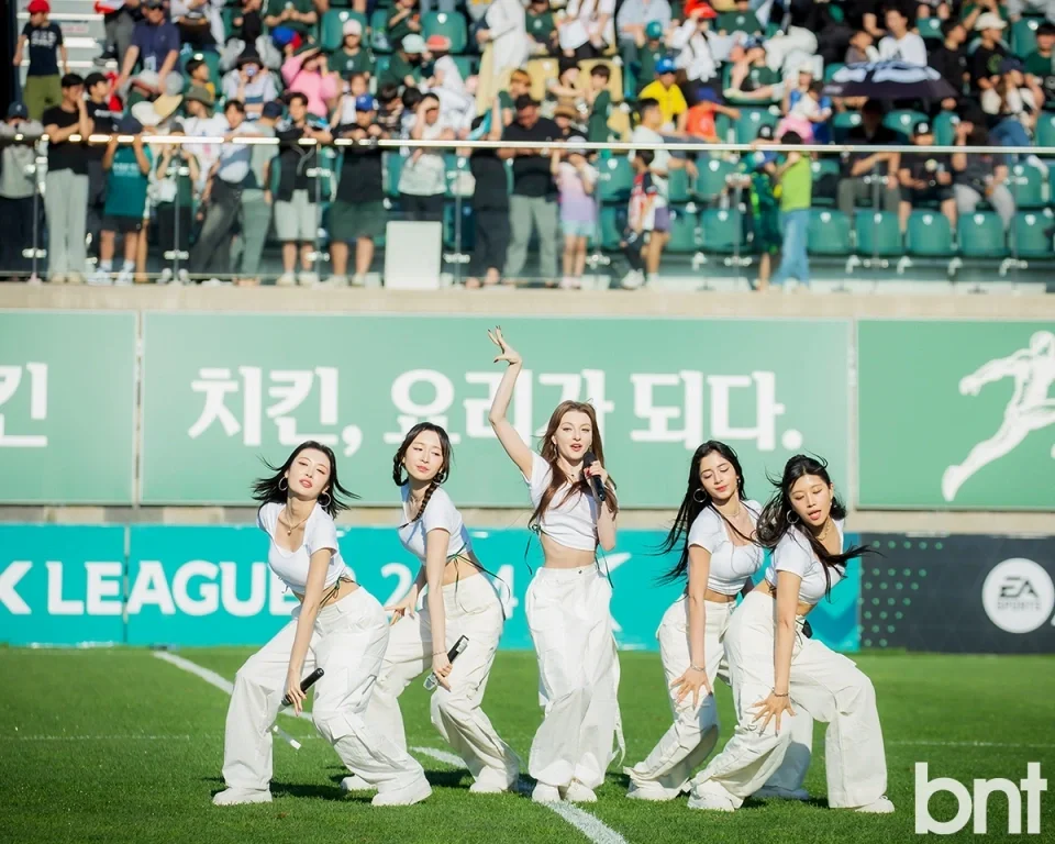 K-POP女团X:IN现身韩K联赛 中场表演令人眼前一亮