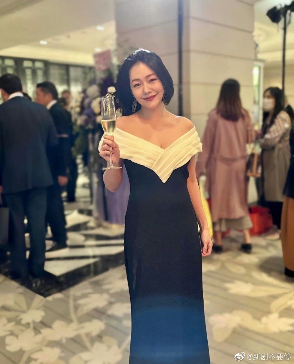 小S带妈妈和女儿参加婚礼 Lily穿搭成熟女人味十足