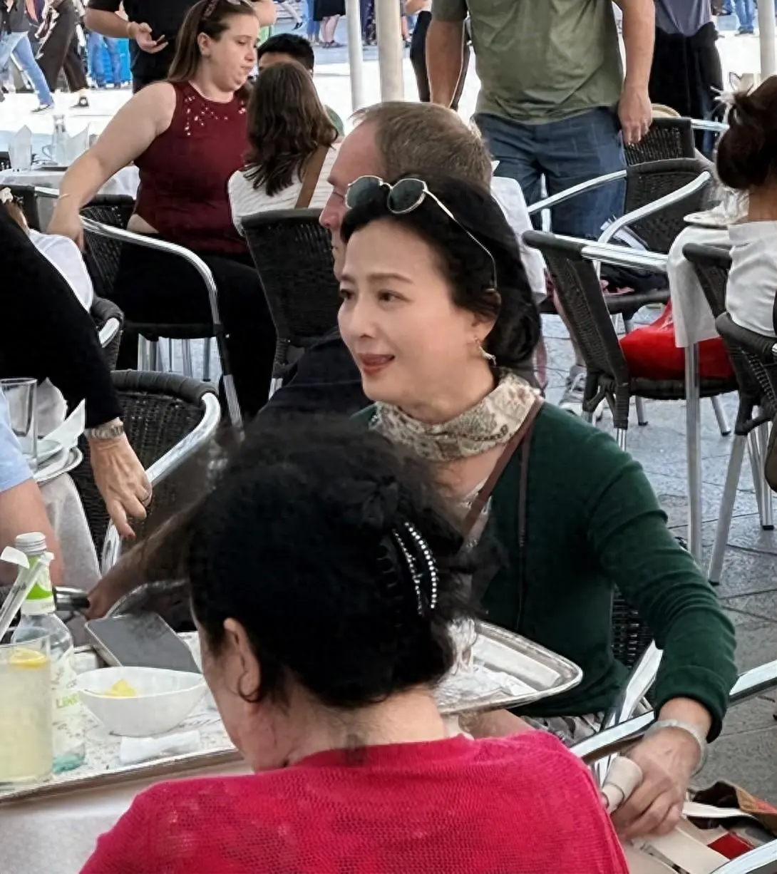 刘亦菲的妈妈刘晓莉：两婚两离，65岁至今单身，长得比女儿还要美