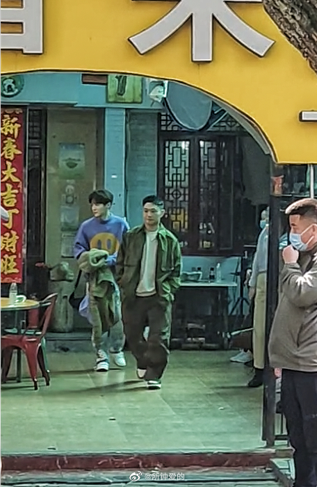 鹿晗《五哈》福州录制路透曝光 穿紫色卫衣人气高