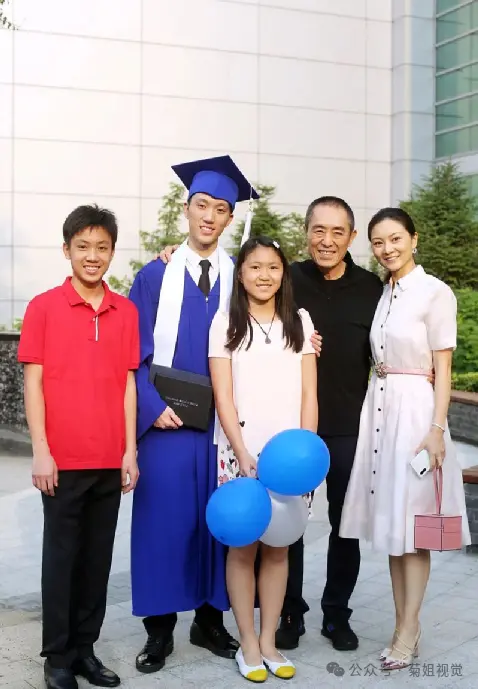 张艺谋一家豪宅大拍合照，他和三个孩子被吐槽太土，41岁的妻子陈婷却像少女！