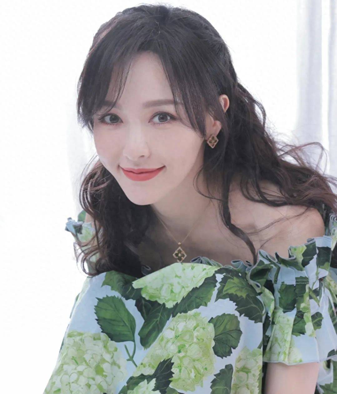 原创            《王牌8》路透曝光，唐嫣妆造碾压新剧服化，关晓彤造型再惹争议