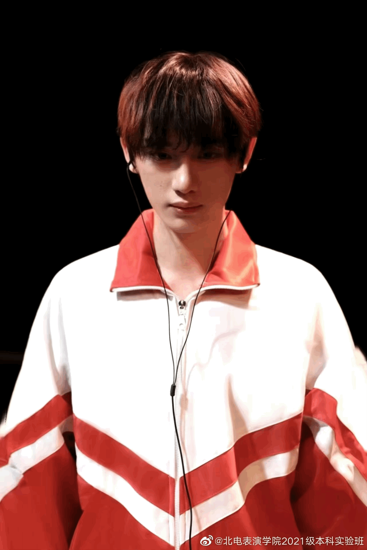 丁程鑫北电汇演《人世间》剧照 穿校服戴耳机少年感十足