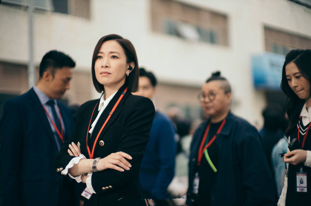 原创            《新闻女王》首播，佘诗曼飒爽女王范儿，港剧终于又出时尚爽剧