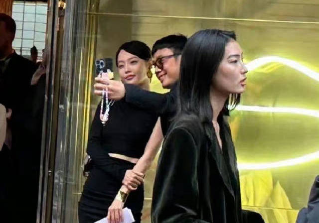 张嘉倪现身疯马秀门口 此行疑似观看Lisa的第二场演出
