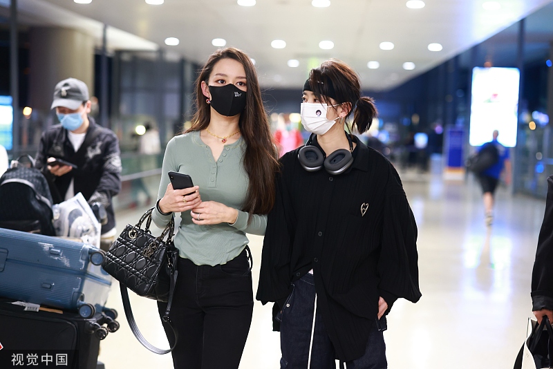 吉娜与刘雅瑟深夜抵达机场 两人妆容精致气质出众