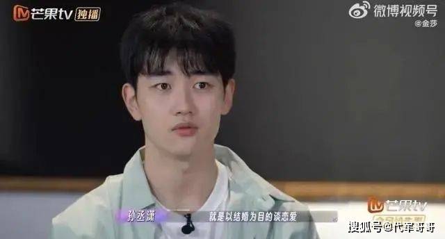 原创            42岁金莎与小19岁男友秀恩爱，甜蜜惹人羡，网友评论亮了！