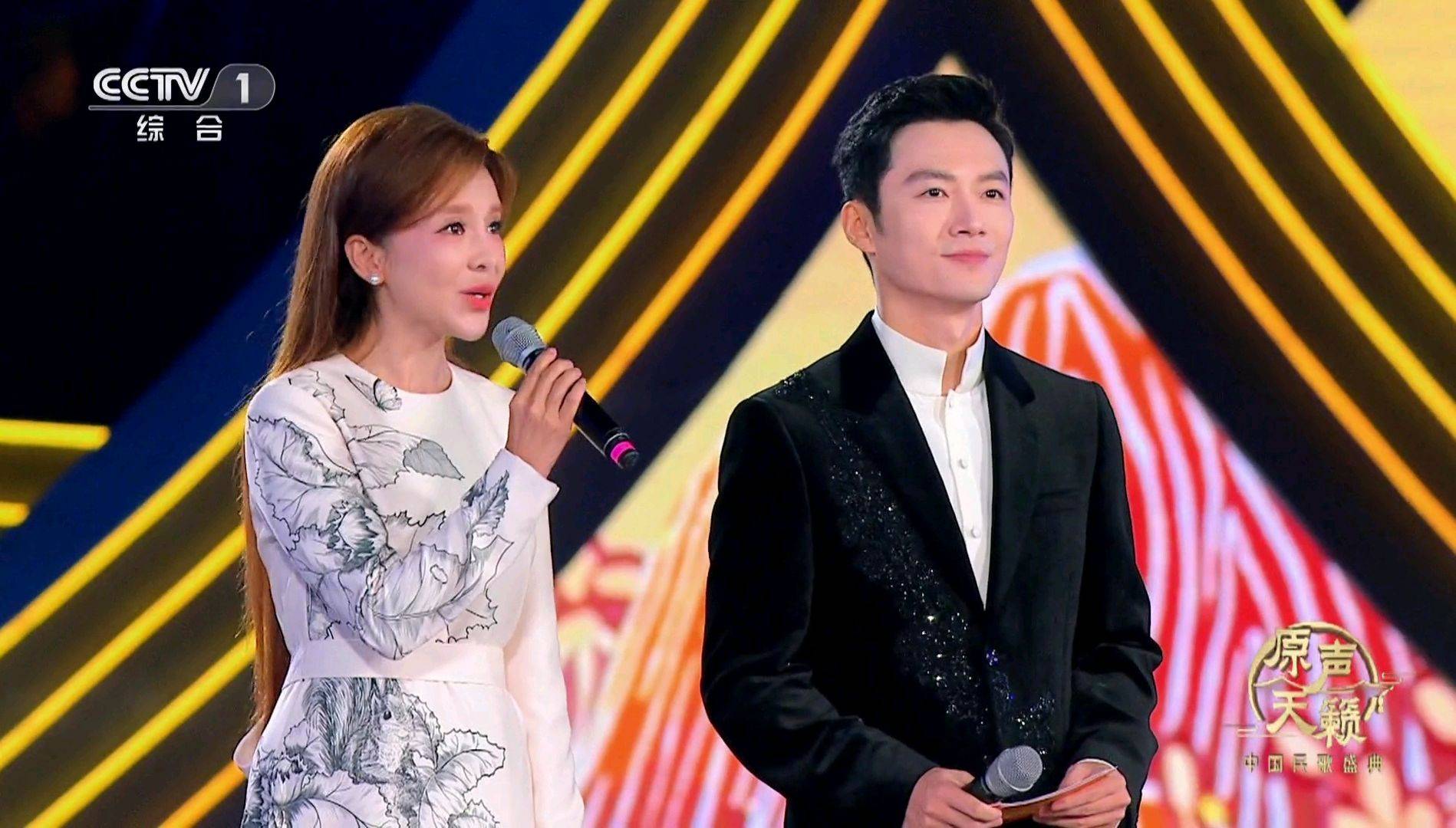 原创            央视《民歌盛典》就是《民歌中国》的升级版，首发主持人朱迅和张韬
