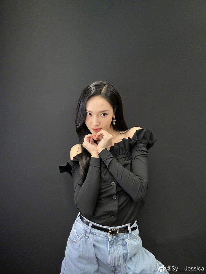 郑秀妍晒六宫格写真美照 穿黑色一字肩上衣秀优越肩颈线