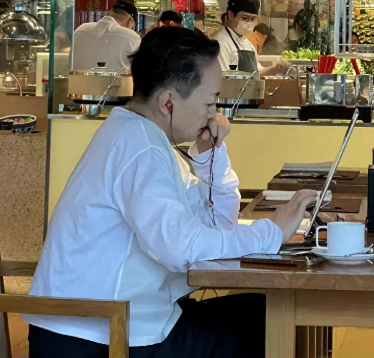 64岁宋丹丹与闺蜜李静看展,董事长老公罕露面,70岁赵玉吉气质真儒雅