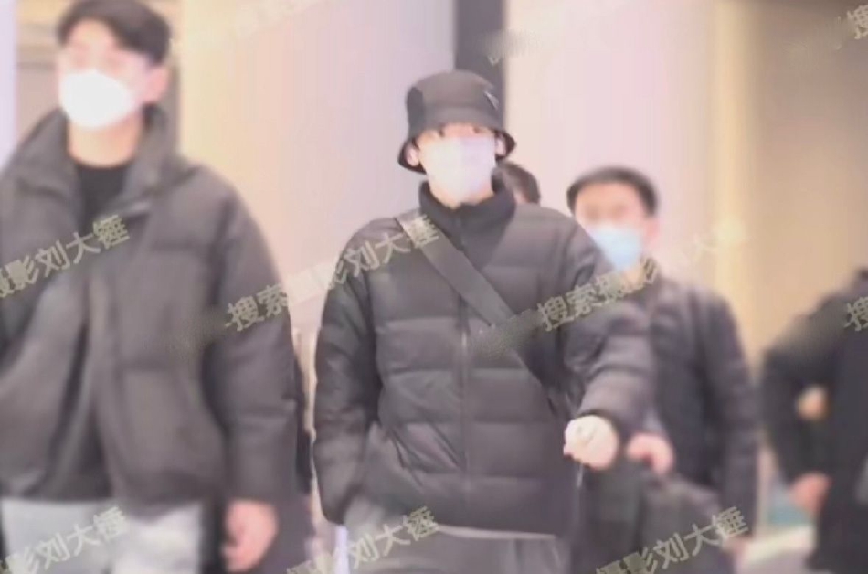 翟潇闻被拍与女生牵手 两人不时聊天关系亲密