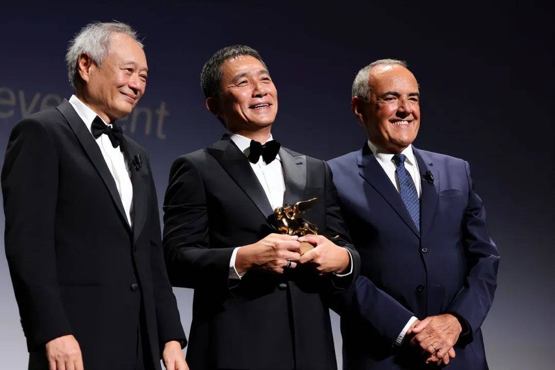 原创            61岁的梁朝伟，是今年第80届威尼斯国际电影节上最靓的仔