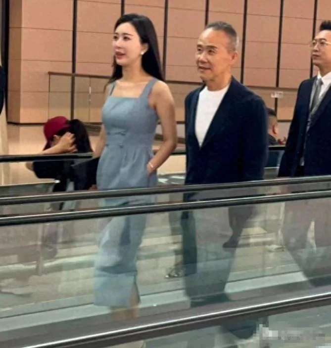 王石分享带娃日常，4岁女儿肤白个高神似妈妈，一家三口像三代人