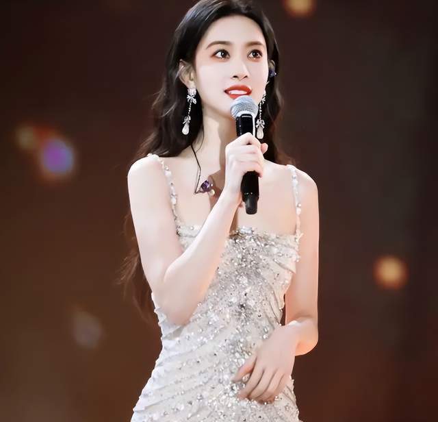 孟子义为跑调道歉周华健！她貌美如花身材火辣很性感撩人