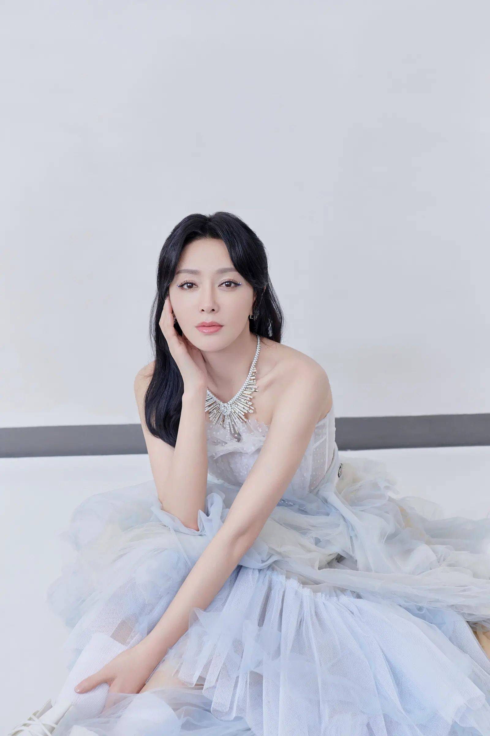 原创            秦岚综艺状态：鱼尾纹严重，脸坑坑洼洼褶子很深被嘲是医美后遗症