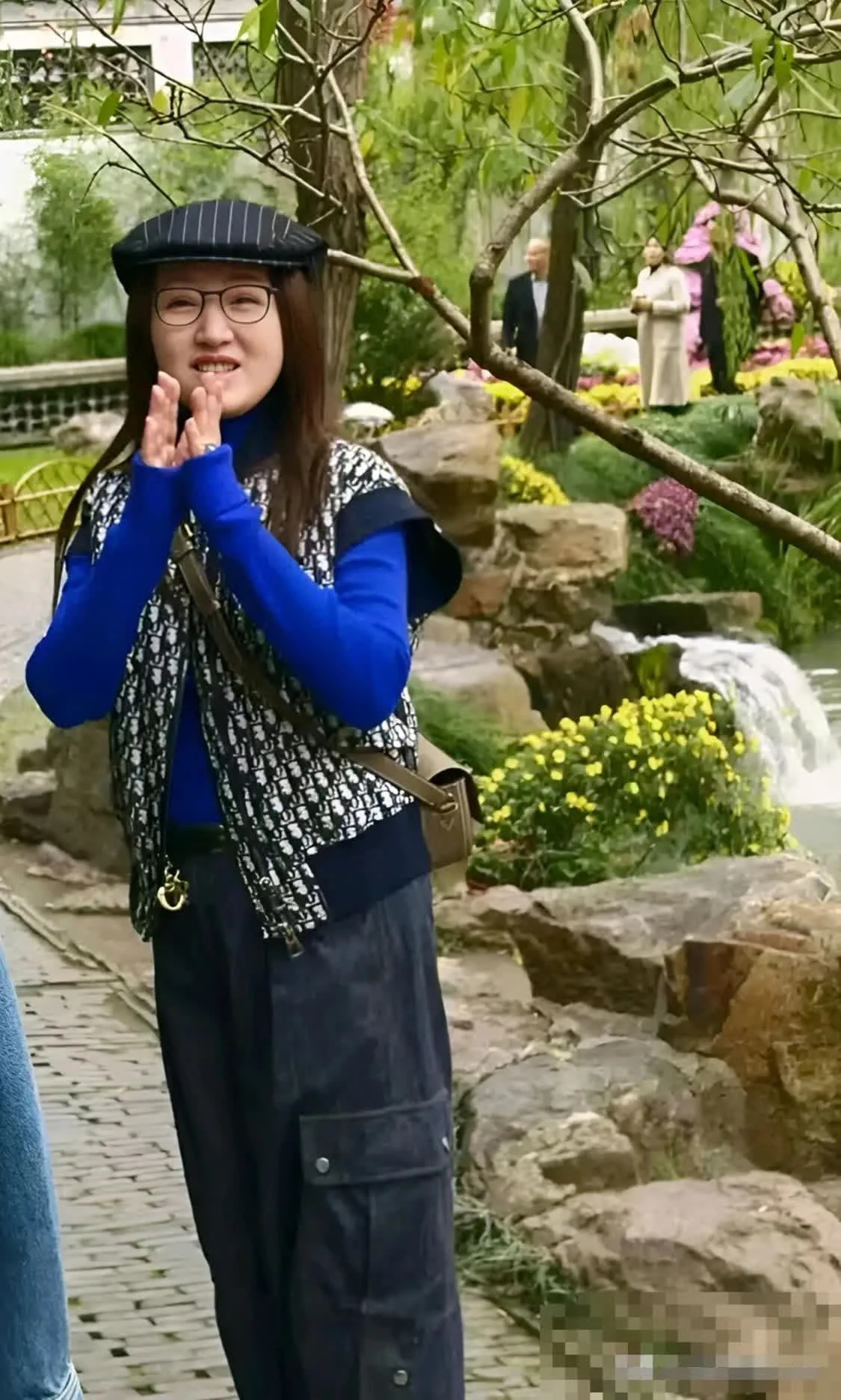 杨钰莹瘦西湖被偶遇，皮肤紧致状态真好，53岁穿搭时尚似少女