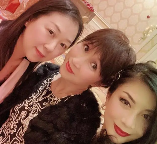 “三级艳后”吴家丽罕现身，曾拒绝成龙追求，今57岁仍性感迷人