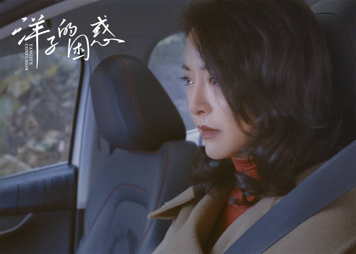 原创            与小花大花皆无缘的黄小蕾 最终成了自由自在遍地开花的小雏菊