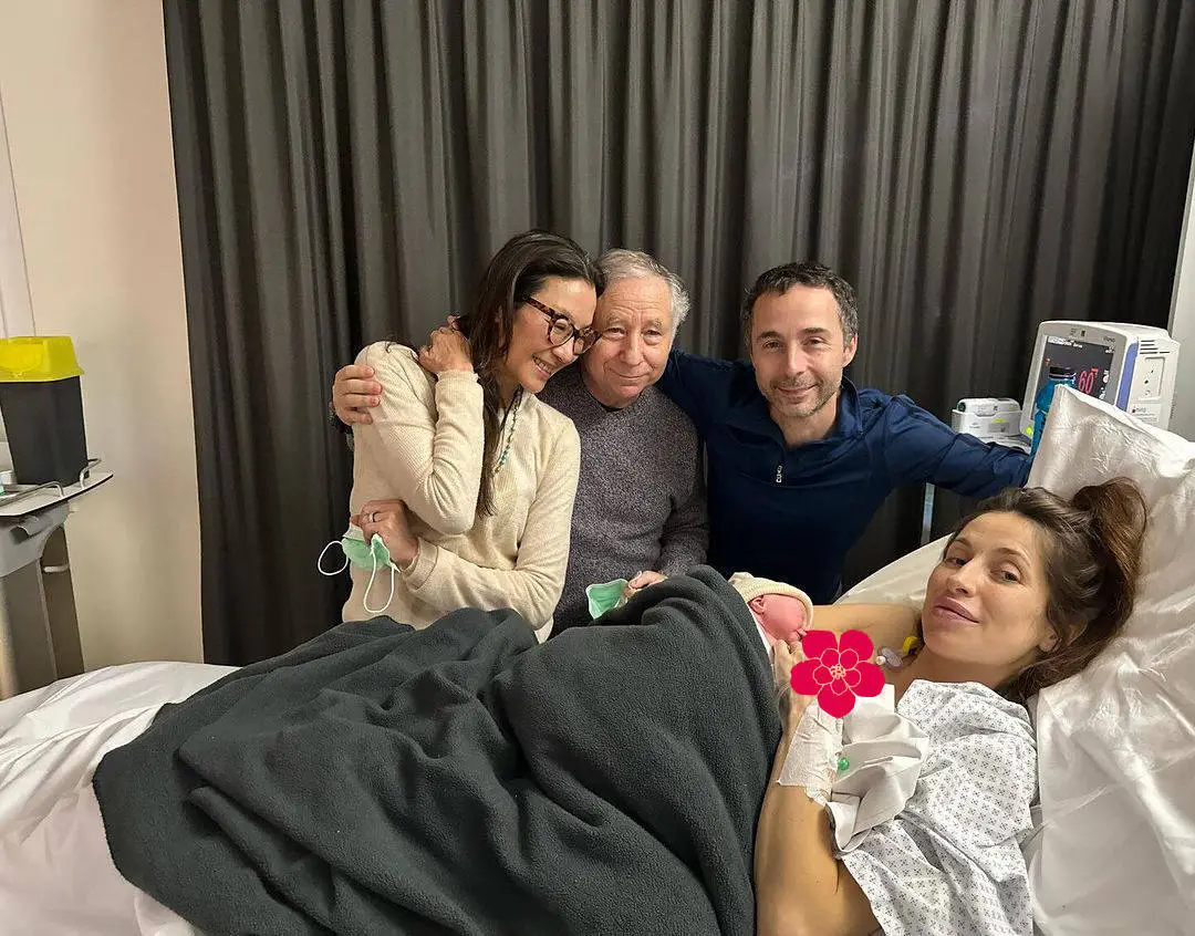 杨紫琼首晒祖孙三代全家福，怀抱新生婴儿出镜，与78岁老公超恩爱