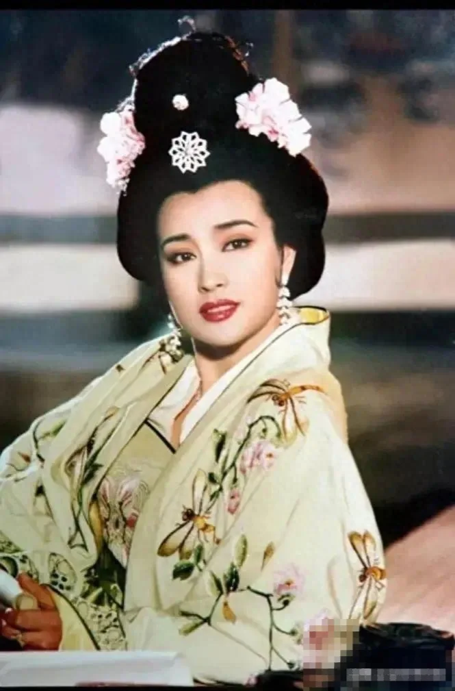 73岁刘晓庆参加校友聚会，只有她嫩得像“少女”，合影宛若两代人