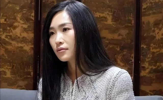 张艺谋长女张末：两度嫁给外国人，惨遭家暴，她到底经历了什么？