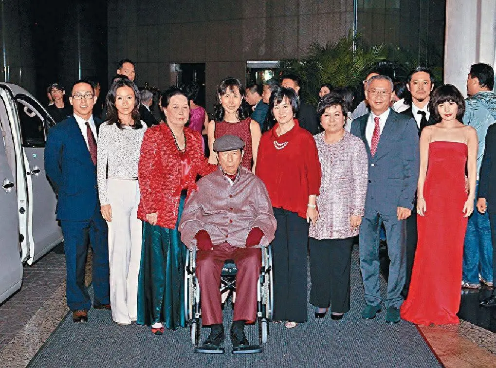 赌王三房四房聚会：奚梦瑶随性，何超莲身材很棒，71岁三姨太抢镜