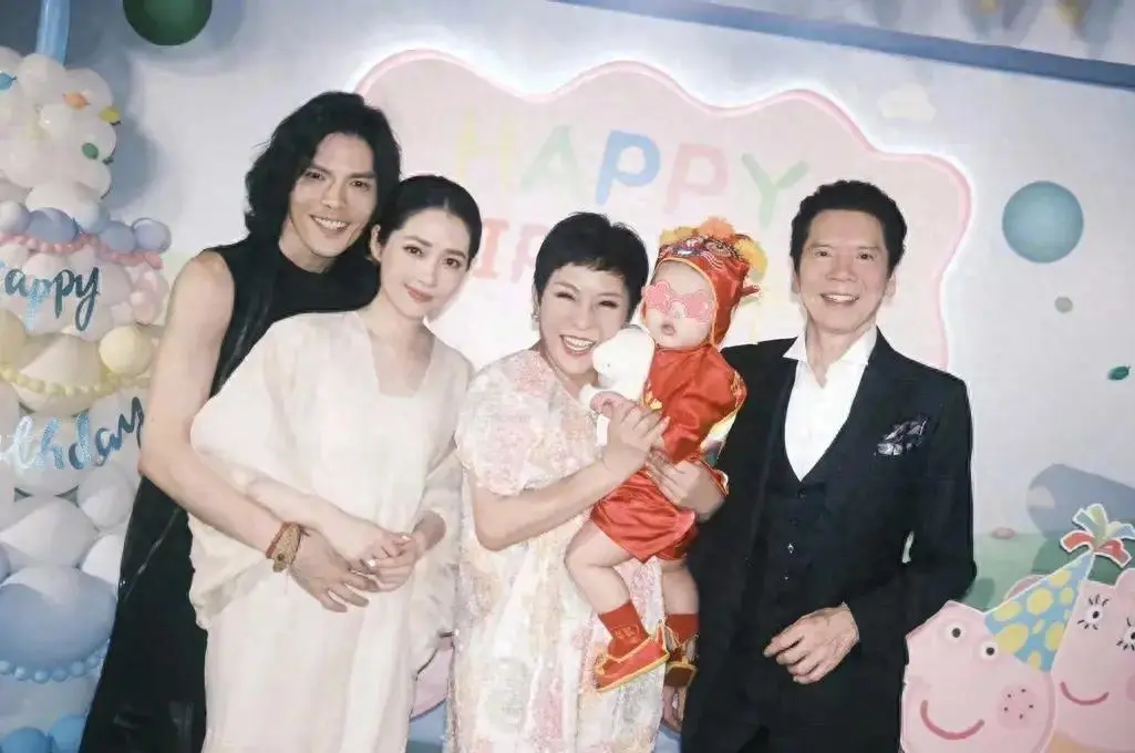 郭碧婷女儿近况曝光，模样迄今被保护，走精致公主风，不谦让弟弟