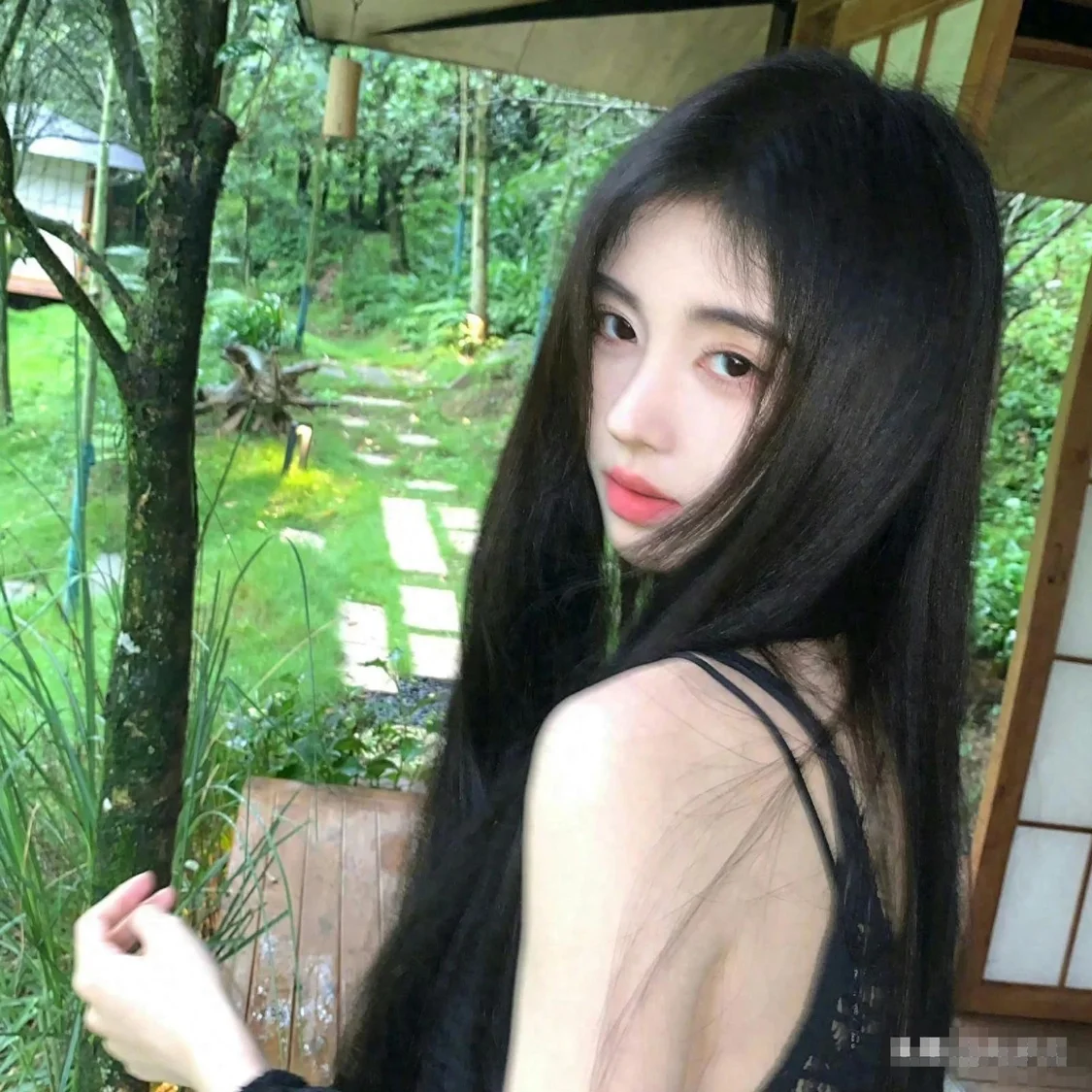 邱淑贞女儿明艳，朱茵女儿清冷，但都不如高露女儿，15岁已是绝色