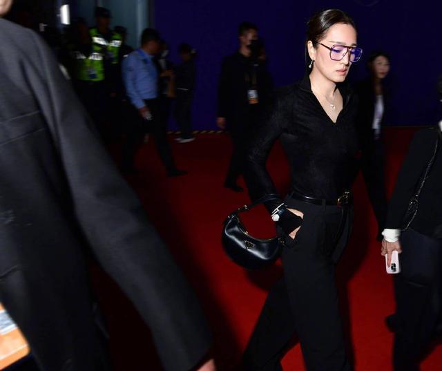 巩俐全黑造型搭金框眼镜 气场全开演绎高级美感