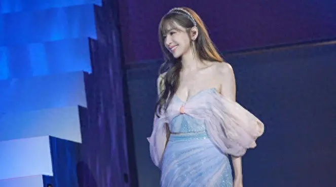 王心凌不走寻常路，42岁依旧身材火辣如少女，简直美爆了！