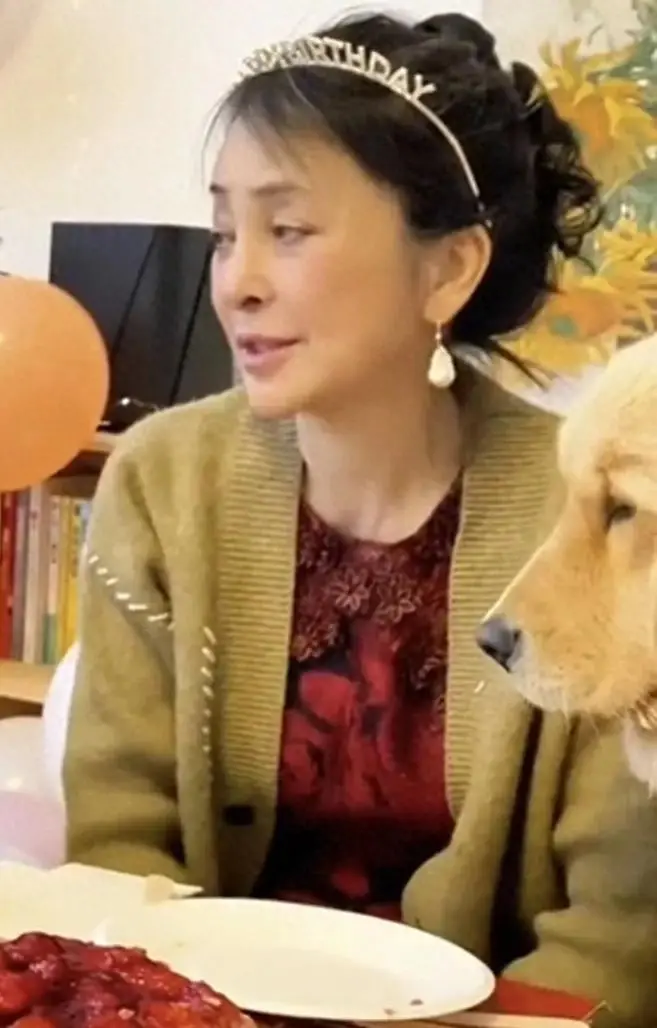 60岁李勤勤庆生！抱着妹妹哽咽，抹泪称想妈妈，周墩墩也在身旁