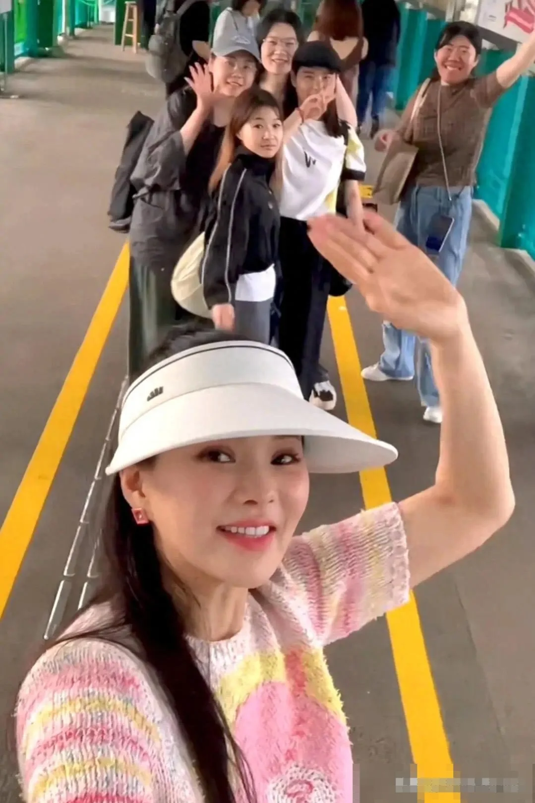 伊能静带员工去香港旅游，瘦了十几斤手背青筋凸起，脸僵不像本人