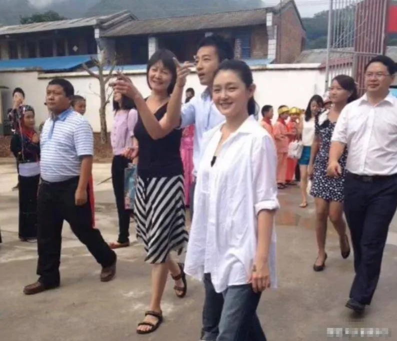 大S和汪小菲21年前做慈善照片：以前她好美，素颜也很有自信