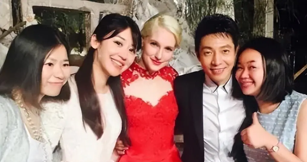 撒贝宁武汉过年：妻子李白特时尚，妹妹撒贝娜含蓄，龙凤胎太呆萌