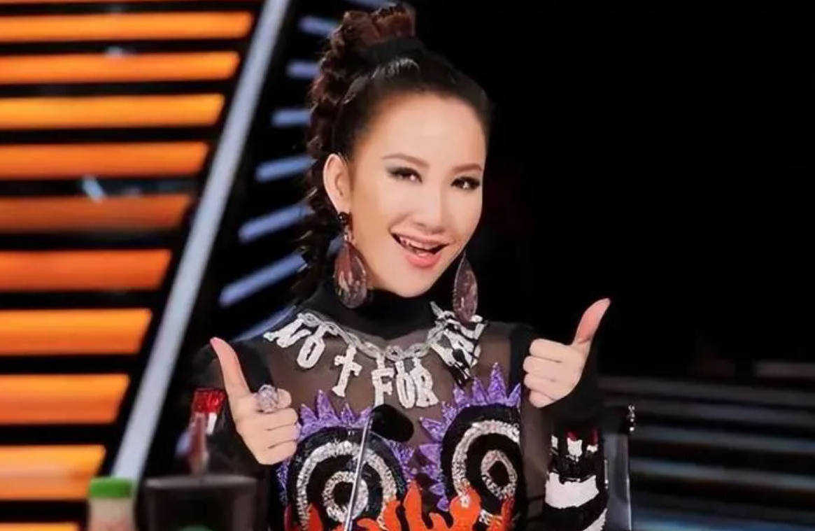 知情人曝李玟摔倒后《好声音》节目组未喊停 李玟后半程坐着完成表演