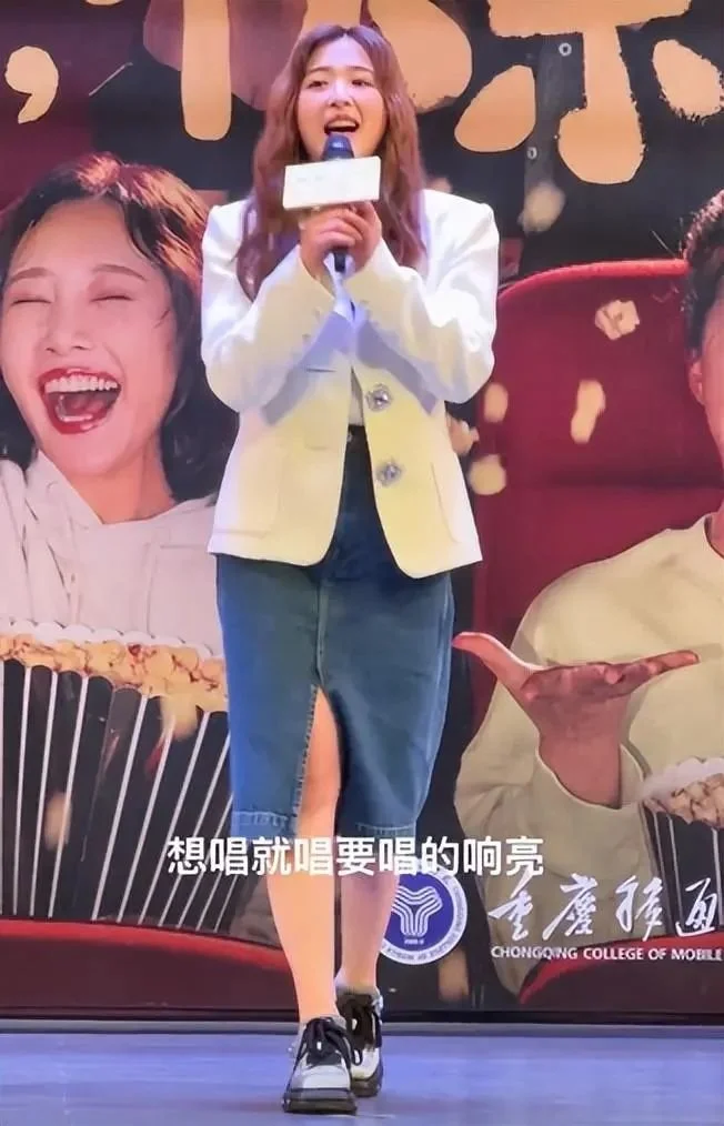 张含韵身材发福，网友称其唱歌上气不接下气