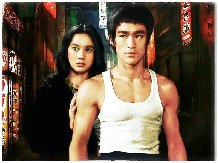 李小龙80岁妻子近照曝光，与女儿孙女合照容光焕发，曾与李小龙徒弟结婚