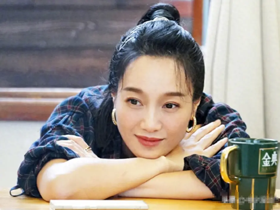 朱丹周一围带女儿面试小学，夫妻全程手拉手，选普通公办好接地气