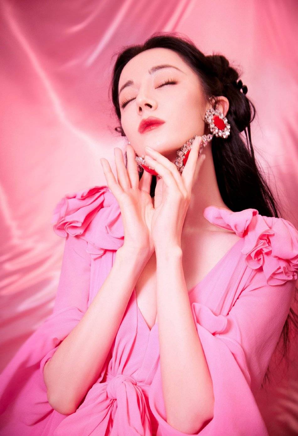 原创            迪丽热巴穿芭比粉裙大秀事业线！天使面孔魔鬼身材太性感