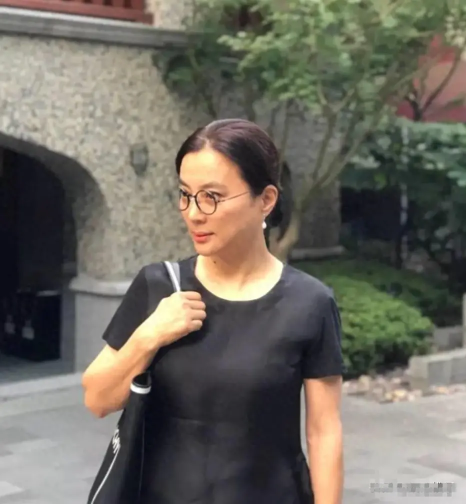 61岁李玲玉自然老去好优雅！拒绝医美，老人装扮竟也时尚舒适！