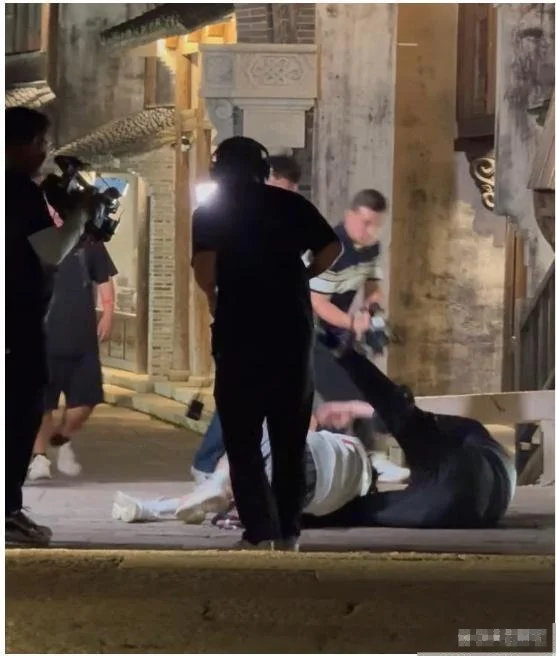 那英录综艺摔倒，网友：疯了吧，快57了！不扶人还拍照